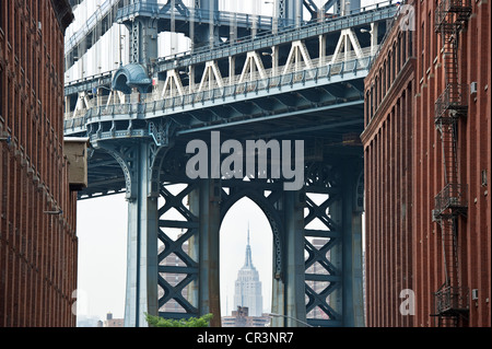 Manhattan Bridge und das Empire State Building, Brooklyn Heights, New York, USA Stockfoto