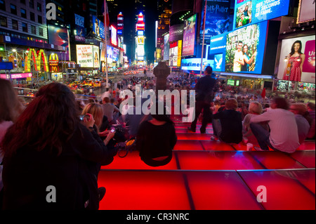 Menschen sammeln in der Nacht auf dem Times Square in Manhattan, New York, USA Stockfoto