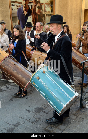 Provençal Musiker oder Trommler in regionalen Kostümen spielen Provençal Instrumente Einschließlich Tambourins oder Drums Aix-en-Provence Provence Frankreich Stockfoto