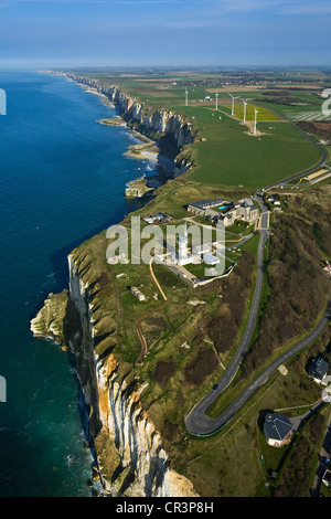 Frankreich, Seine-Maritime, Pays de Caux, Cote d'Albatre, Fecamp, Semaphore Cap Fagnet, Notre Dame du Salut und Windkraftanlagen Stockfoto