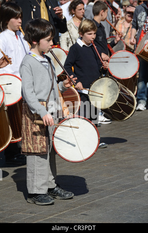 Provenzalische Trommler oder Trommlerjungen Tambourin oder Drum Festival auf dem Cours Mirabeau Aix-en-Provence Frankreich Stockfoto