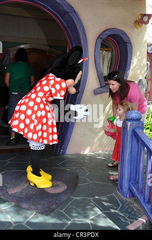 Schüchterne Mädchen ist Minnie Mouse im Disneyland in Anaheim, Kalifornien sonnigen eingeführt. Stockfoto