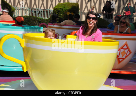 Familien, die Spaß am Disneyland Teetassen und Untertassen Attraktion im Fantasyland Stockfoto