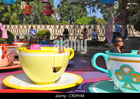 Familien, die Spaß am Disneyland Teetassen und Untertassen Attraktion im Fantasyland Stockfoto