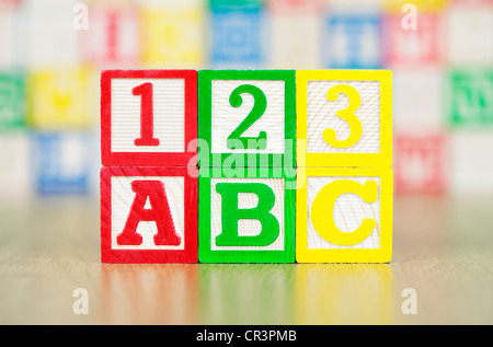 ABC und 123 geschrieben Alphabet Bausteine Stockfoto