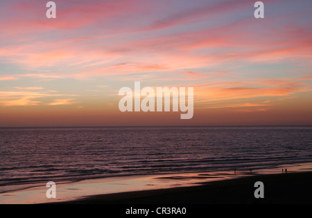 La Barrosa Strand in der Abenddämmerung, Chiclana De La Frontera, Cádiz, Andalusien, Spanien, Europa Stockfoto