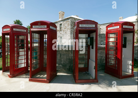 Vier altmodische britischen Stil Telefonzellen außerhalb der alten Bevorratung Hof, Royal Naval Dockyard, Bermuda Stockfoto