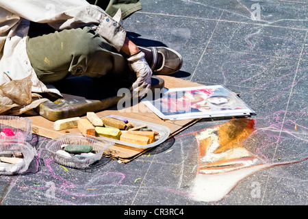 Künstler Zeichnung mit Kreide auf Asphalt. Stockfoto