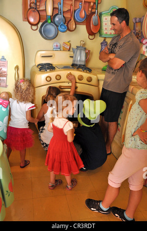 Familien genießen Sie herrlich bunte Küche Minnie Mouse im Disneyland in Anaheim, Kalifornien Stockfoto