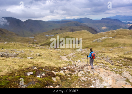 Fuß aus Scafell im Lake District, geht ein Wanderer Seathwaite Esk Hause auf Strecke. Stockfoto