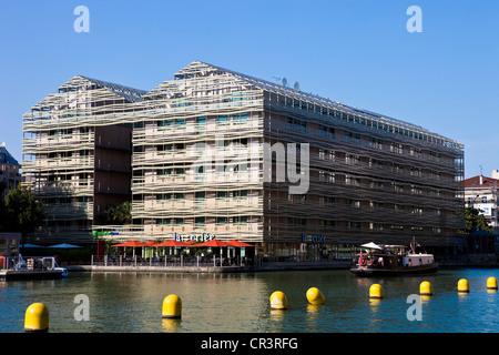 Frankreich, Paris, Bassin De La Villette, ehemaliger General Stores umgewandelt in eine Jugendherberge, Restaurant und Holiday Inn Express Stockfoto