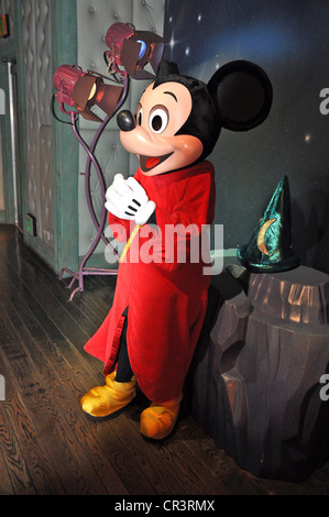 Mickey Mouse in seinem Atelier über seine Gäste bei Mickys Haus im Disneyland, Anaheim, Kalifornien begrüßen zu Stockfoto