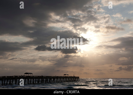 Lake Worth Pier und Strand bei Sonnenuntergang, Boynton Beach, Florida, USA Stockfoto