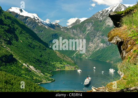 Kreuzfahrtschiff Queen Elizabeth II in Geiranger, Geiranger Fjord, UNESCO World Heritage Site, Norwegen, Skandinavien, Europa Stockfoto