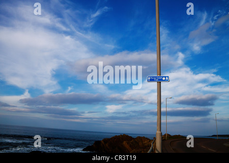 Ein Schild an einem Laternenpfahl Ianstown, Buckie, Moray, ehemals Banffshire, Schottland markiert der Moray Küste Weg. Stockfoto