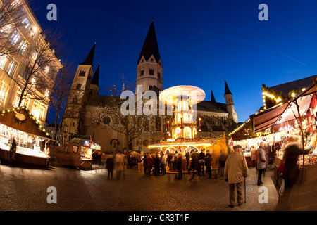 Fisheye Blick auf Dusk, Weihnachtsmarkt am Bonner Münster, Bonn Minster, Basilika, Dom, Muensterplatz Square, Bonn Stockfoto