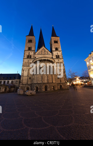 Fisheye Blick auf Dusk, Weihnachtsmarkt auf dem Bonner Münster, Bonn Minster, Basilika, Dom, Muensterplatz Platz, Bonn Stockfoto