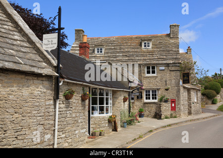 Wert Matravers, Dorset, England, Vereinigtes Königreich, Großbritannien. Purbeck Ice Cream Shop und Tee Zimmer im malerischen Dorfkern Stockfoto