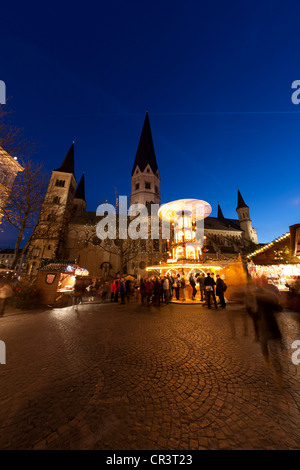 Fisheye Blick auf Dusk, Weihnachtsmarkt am Bonner Münster, Bonn Minster, Basilika, Dom, Muensterplatz Square, Bonn Stockfoto