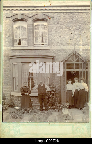 Kabinett Foto Familie vor ihrem Terrassenhaus Stockfoto