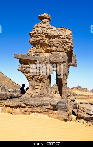 Algerien, Sahara, in der Nähe von Djanet, Tassili N' Ajjer-massiv, Nationalpark UNESCO-Welterbe, rock Formation und Tuareg, zwischen Stockfoto