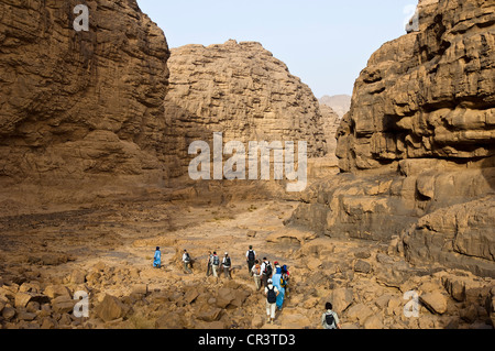 Algerien, Sahara, in der Nähe von Djanet, Tassili N' Ajjer-massiv, Nationalpark UNESCO-Welterbe, Wanderer und Tuareg führen zwischen Stockfoto