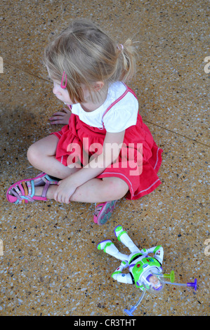 Kleines Mädchen spielt mit Buzz Lightyear aus dem Film "Toy Story" im Disneyland, Anaheim, Kalifornien Stockfoto