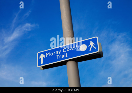 Ein Schild an einer Lampe post an Ianstown, Buckie, Moray (Banffshire), Schottland markiert der Moray Küste Weg. Stockfoto