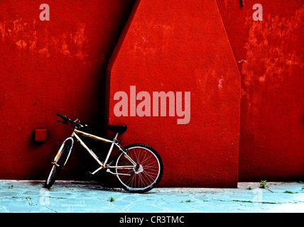 Fahrrad gegen eine rote Wand, Burano, Italien, Europa Stockfoto