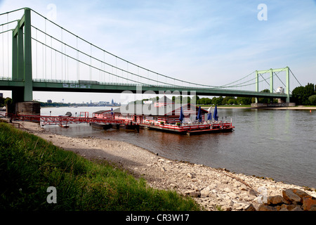 Bootshaus Restaurant Alte Liebe vor der Rodenkirchener Autobahnbruecke, eine Autobahn Brücke überqueren den Rhein Stockfoto