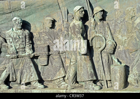 Gusseisen-Denkmal, monumentale Relief von Arthur Hoffmann, Arbeiter in der Stahlproduktion, ThyssenKrupp, Krupp Stadt, Stahlindustrie Stockfoto