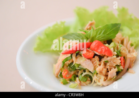 Thai style würzige Thunfischsalat, serviert mit frischem Gemüse Stockfoto