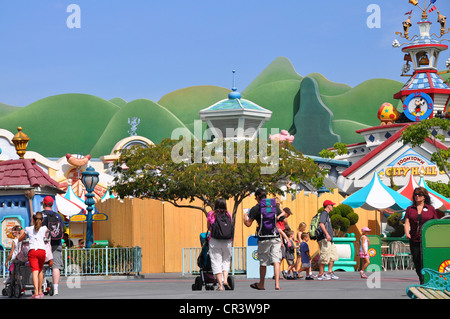 Familien genießen Disneyland Toontown an einem sonnigen Tag in Anaheim, Kalifornien Stockfoto