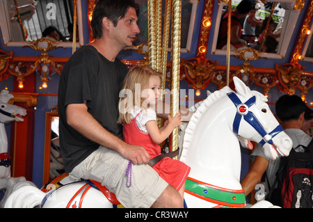 Vater und Tochter reiten weiß auf König Arthurs Karussell-Attraktion im Disneyland Park, Anaheim, Kalifornien Stockfoto