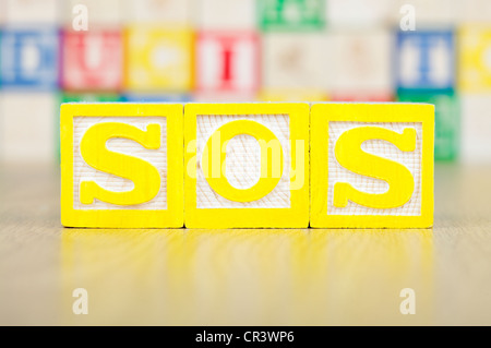 SOS in Bausteine Alphabet geschrieben Stockfoto