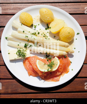 Spargel mit Sauce Hollandaise, geräucherter Lachse und gekochte Kartoffeln Stockfoto