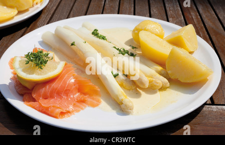 Spargel mit Sauce Hollandaise, geräucherter Lachse und gekochte Kartoffeln Stockfoto