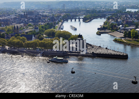 Blick von der Festung Ehrenbreitstein Festung auf die Seilbahn Gondeln, das Deutsche Eck-Landzunge, Koblenz und den Zusammenfluss Stockfoto