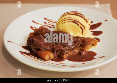 Crepe Suzette mit Vanila Ice Cream und Schokoladensauce serviert Stockfoto