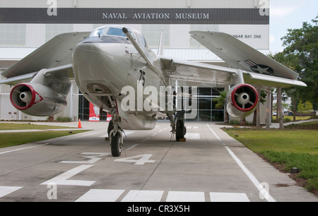 Eine Douglas TA-3D außerhalb der Naval Aviation Museum Hangarbucht ein in Pensacola Florida USA Stockfoto