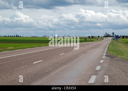 Leeren Sie offenen Abteilung Landstraße D373 südlich von Queudes Burgund Frankreich im frühen Frühjahr Stockfoto