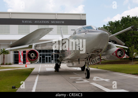 Eine Douglas TA-3D außerhalb der Naval Aviation Museum Hangarbucht ein in Pensacola Florida USA Stockfoto