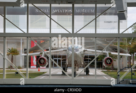 Eine Douglas TA-3D außerhalb der Naval Aviation Museum Hangarbucht ein in Pensacola Florida USA Stockfoto