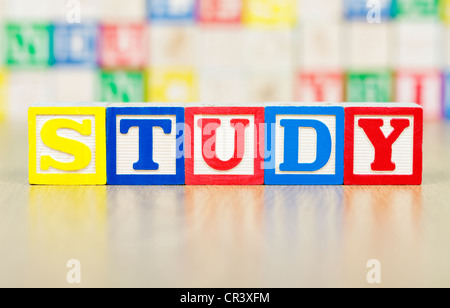 Studie, die im Alphabet Bausteine ausgeschrieben Stockfoto