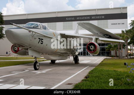 Eine Douglas TA-3D außerhalb der Naval Aviation Museum Hangarbucht ein in Pensacola Florida USA Stockfoto