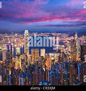 Hong Kong Skyline leuchtet bei Dämmerung, quadratisches Format. Stockfoto