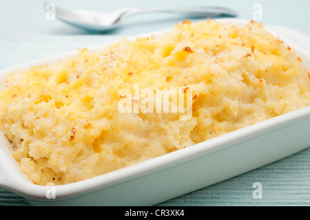 Leicht Kartoffelpüree gemischt mit saurer Sahne, garniert mit Butter und Semmelbrösel und im Ofen gebacken. Stockfoto