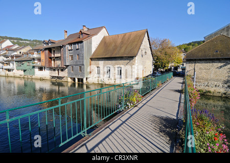 Fußgängerbrücke, Loue Fluss, Dorf, Ornans, Besancon, Departement Doubs, Franche, Frankreich, Europa, PublicGround Stockfoto