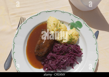 Rindsroulade mit Kartoffelpüree und Rotkraut Stockfoto