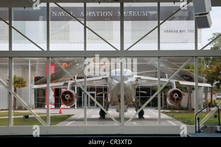 Eine Douglas TA-3D außerhalb der Naval Aviation Museum Hangarbucht ein in Pensacola Florida USA Stockfoto